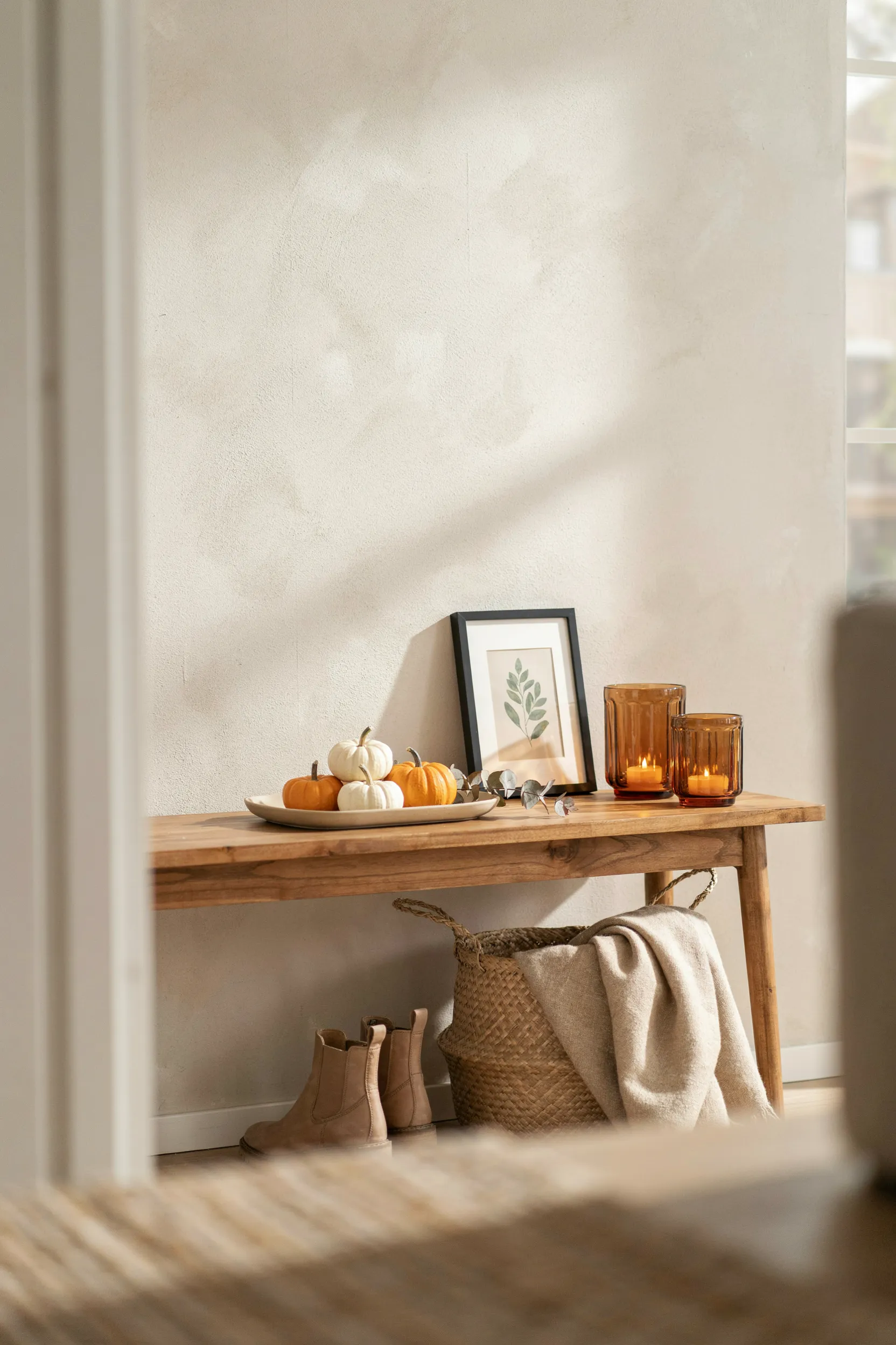 21 Fall Decorating Ideas for Small Homes That Wow Now 2 Pumpkin Tray Display