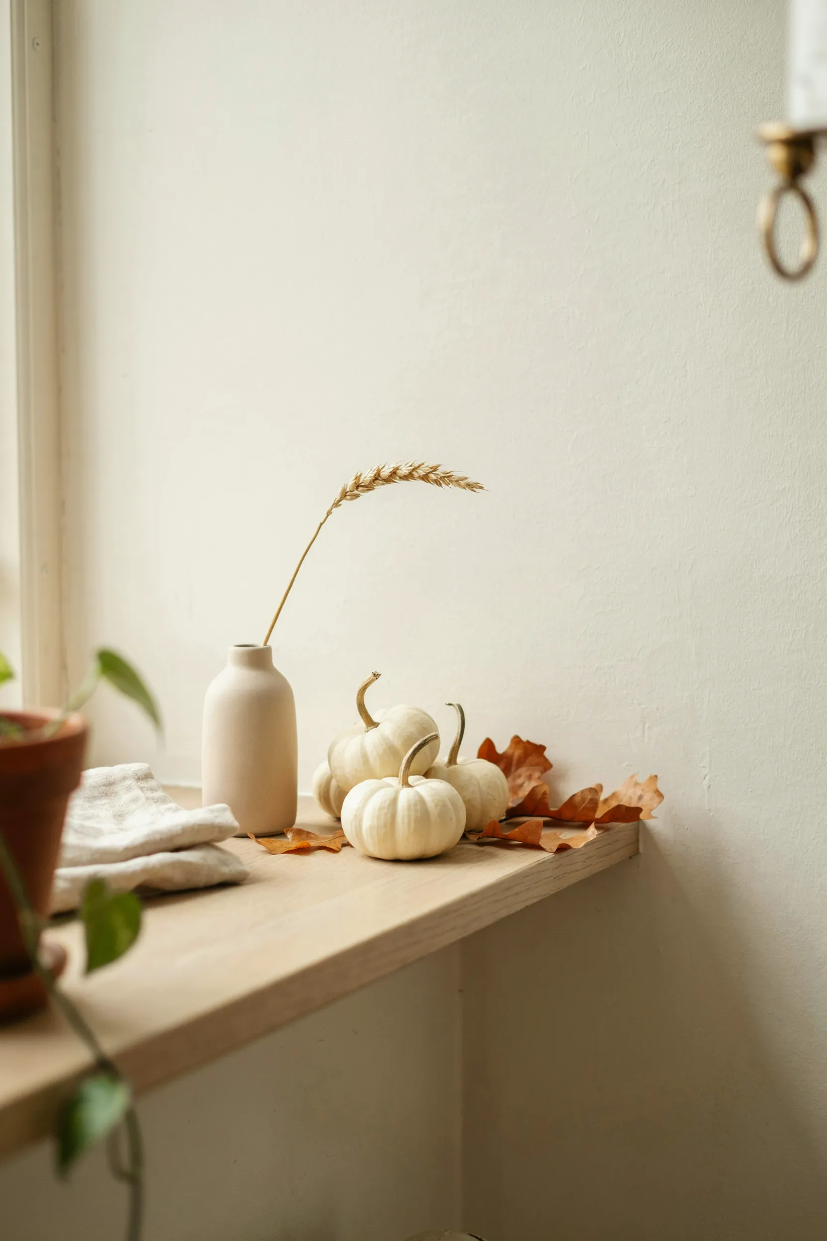 21 Fall Decorating Ideas for Small Homes That Wow Now 3 Window Ledge Decor