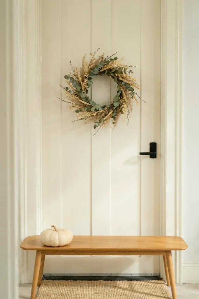 21 Minimalist Fall Decorations for a Calm 2026 Look 8 Understated Autumn Wreaths
